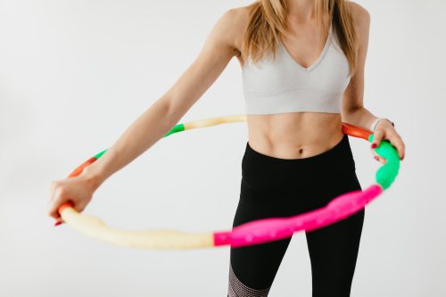 Co daje hula-hoop? Odkryj korzyści z kręcenia plastikową obręczą