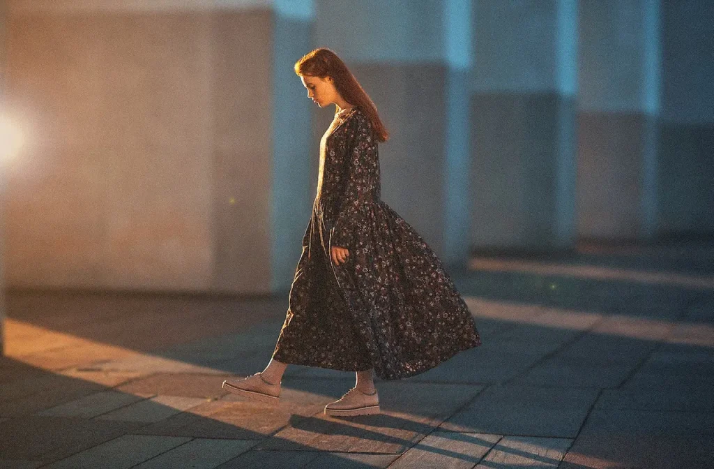 jaka sukienka na odstający brzuch